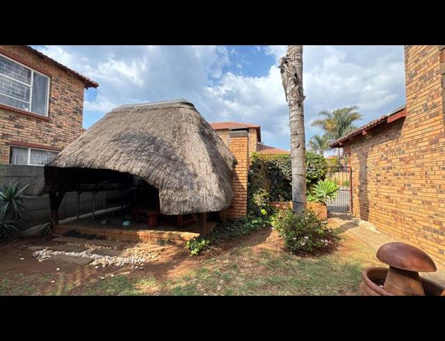 3 BEDROOM TOWNHOUSE FOR SALE IN WILGEHEUWEL